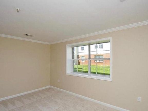 3rd image of 100 Grosvenor Ln APT 2