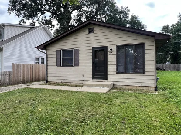 30 Woodland Dr, Round Lake Beach, IL 60073