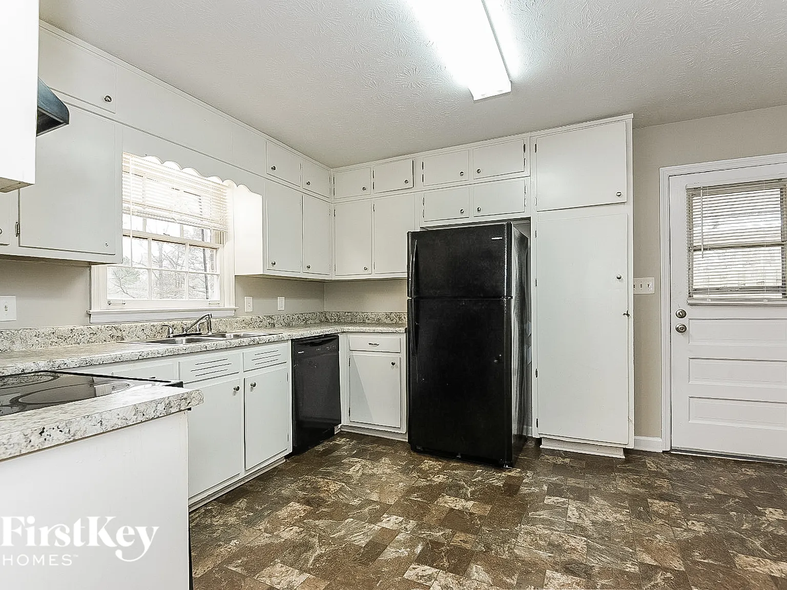 4 bed, 2.0 bath, 1964 sqft, $2,105 — Photo 4