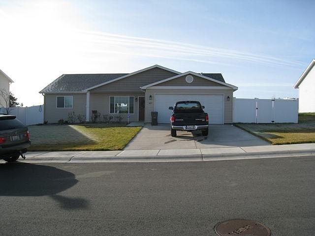 1st image of 825 N Kelsea