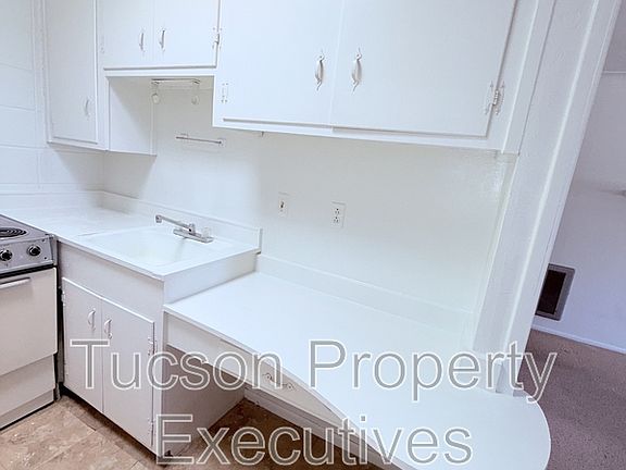 2nd image of 802 N Alvernon Way APT C