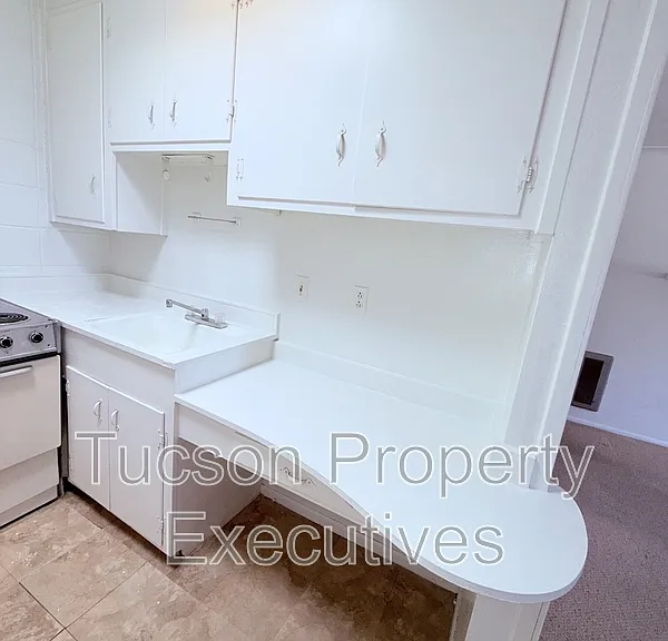 802 N Alvernon Way #C — Photo 2