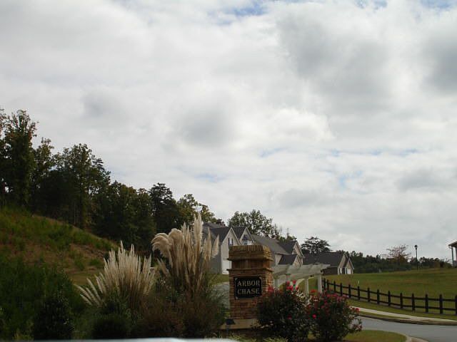 2nd image of 412 Willow Ct