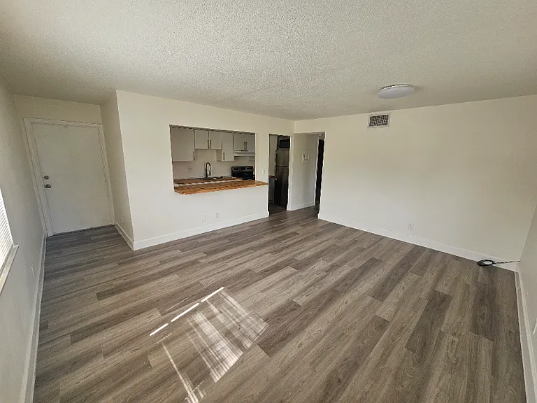 236 SE 9th Ave — Photo 3