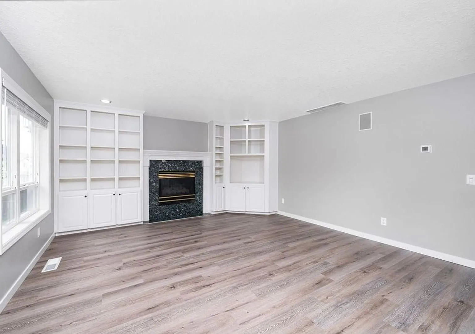 Stunning 4 bedroom, 2.5 bathroom home!! Must See!! — Photo 2