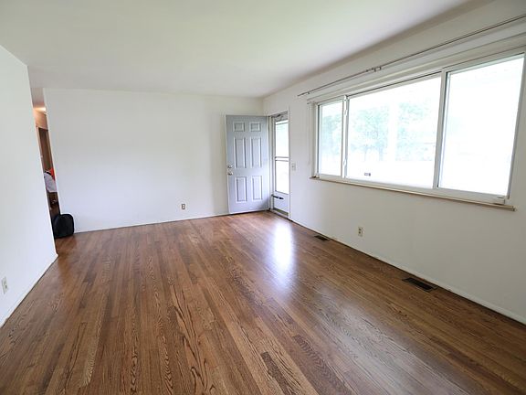 3rd image of 465 Humes Ln