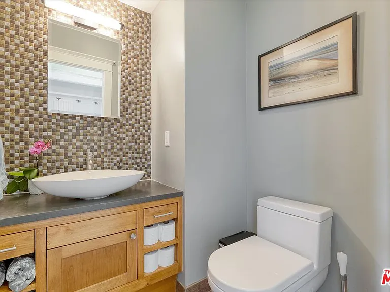 933 Venezia Ave — Photo 16