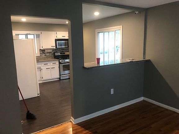 5th image of 701 W Merle Ave