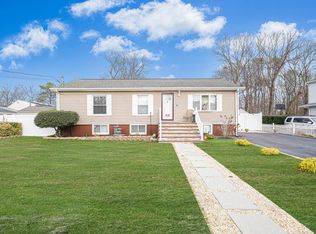 7 Reeves Pl, Mastic, NY 11950