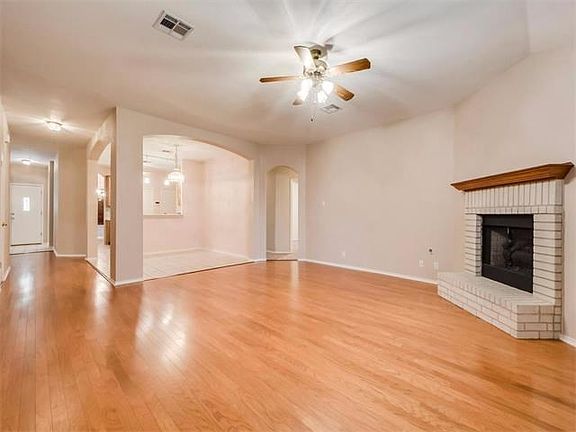 3rd image of 1805 Castleguard Way