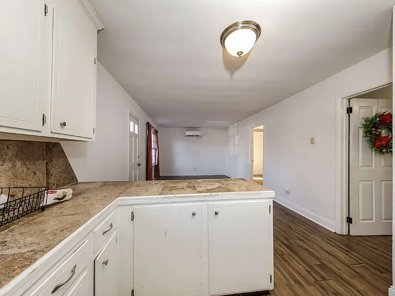 238 Bond St — Photo 11