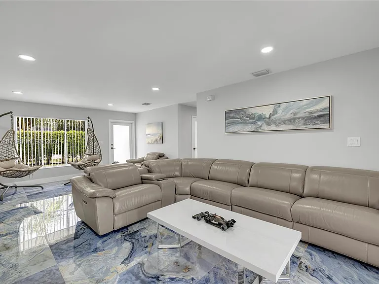 10350 SW 48th St — Photo 5