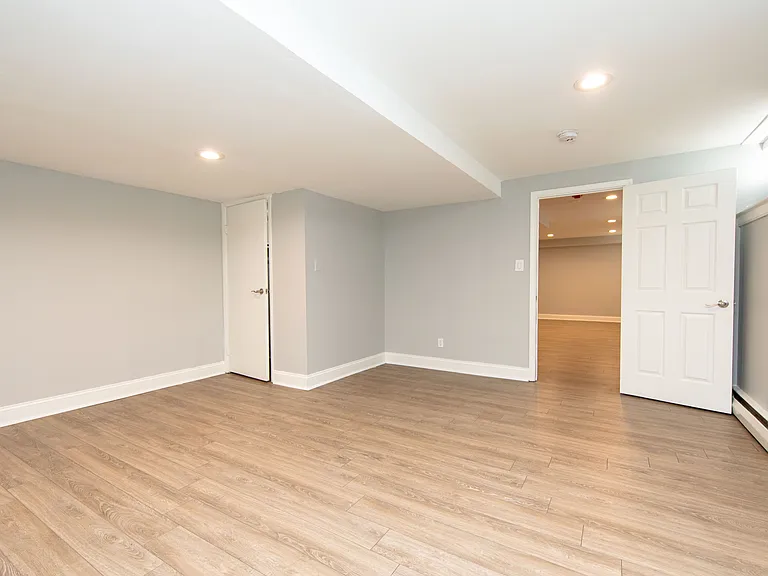 Cameron Apartments — Photo 10
