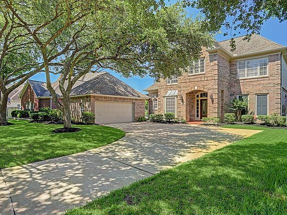 Welcome home to 902 Pointe Loma. Quick access to shopping, schools, parks, restaurants and COSTCO!