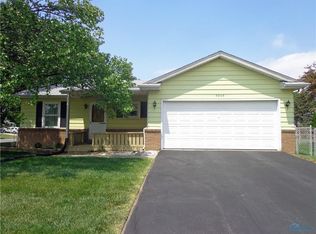 3209 Beachwood Dr, Oregon, OH 43616