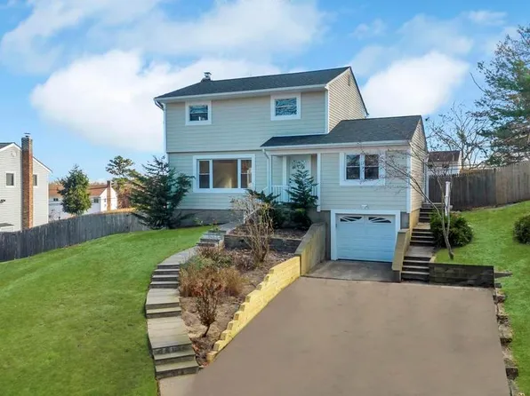 5 Gull Drive, Hauppauge, NY 11788