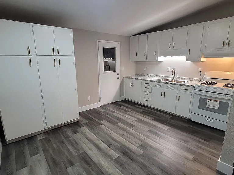 930 Nancy St — Photo 11