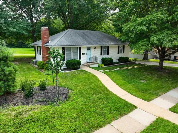 305 SW Stratford Rd, Lees Summit, MO 64081