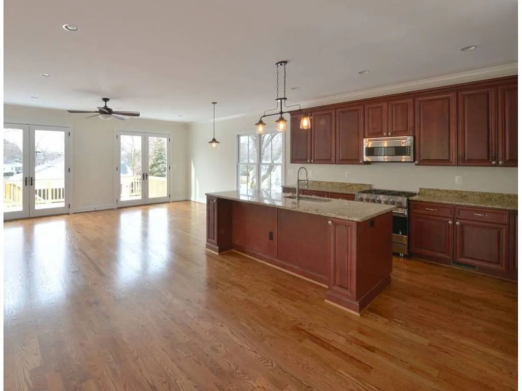 102 Chestnut St photo 1