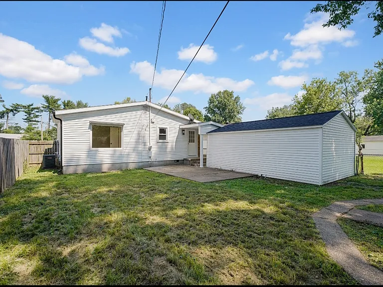 2205 S Lombard Ave — Photo 13