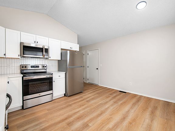 3rd image of 3334 N Governeour Cir