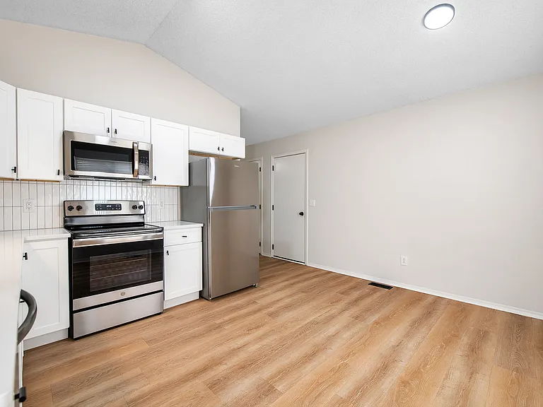 3332 N Governeour Cir — Photo 3