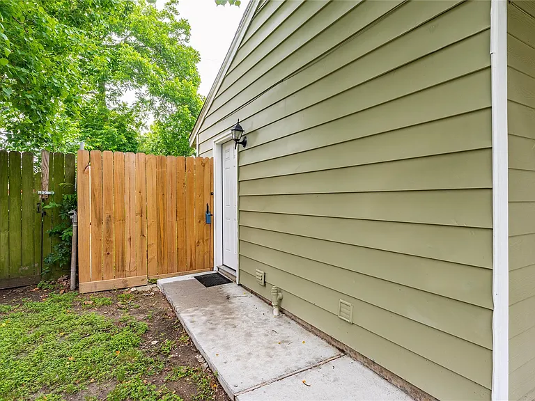 504 Burke Rd — Photo 7