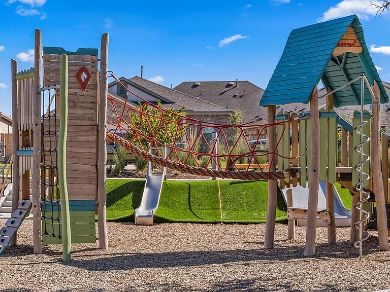 111 Chinaberry Bnd — Photo 36