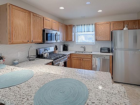 5th image of 888 Henderson Ln