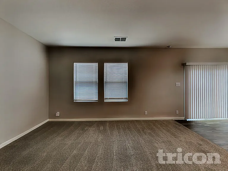 4945 Hallies Gdn — Photo 3