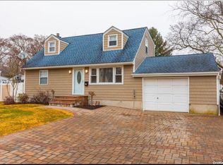 75 Foster Rd, Ronkonkoma, NY 11779