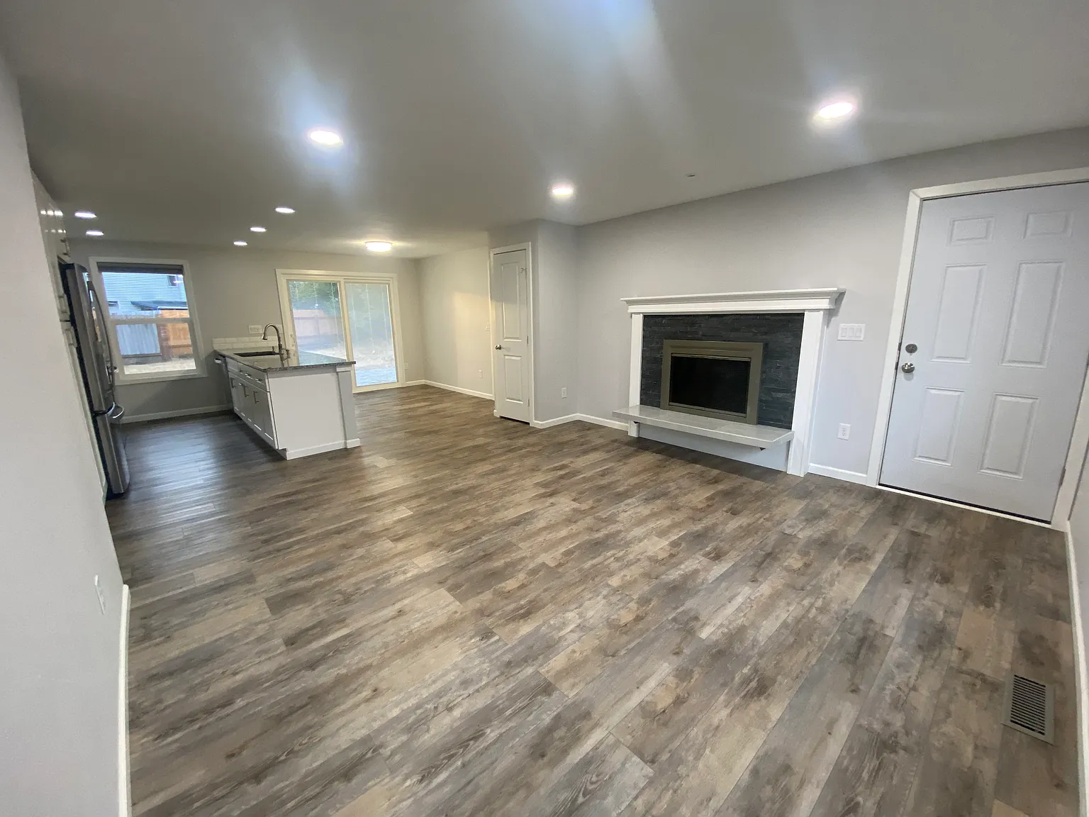 3 bed, 1.5 bath, 1064 sqft, $2,300 — Photo 3