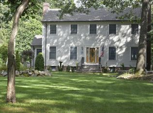32 Pillings Pond Rd, Lynnfield, MA 01940