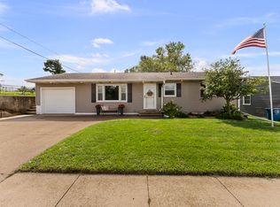 921 14th St, De Witt, IA 52742