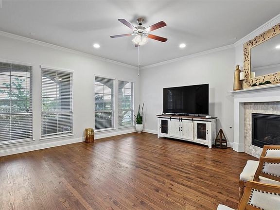 2nd image of 2447 Southgate Dr
