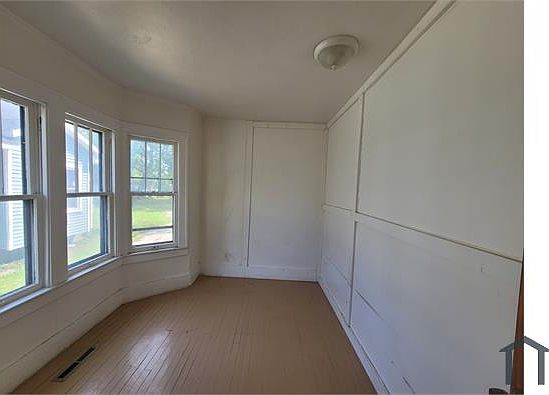 2nd image of 812 E Wellington Ave #1