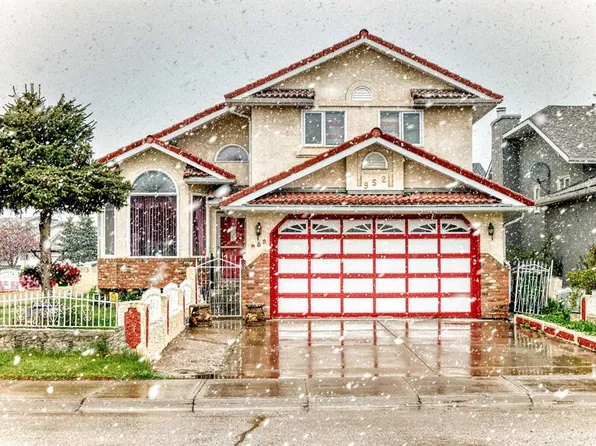 952 Applewood Dr SE, Calgary, AB T2A 7N3