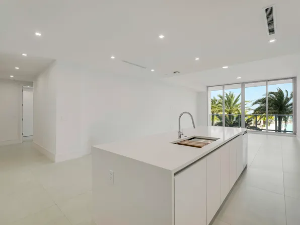 220 Lake Shore Dr, Lake Park, FL