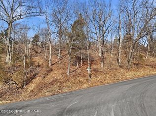 520 Edgemont Rd, Stroudsburg, PA 18360