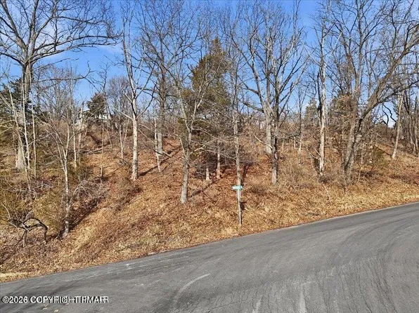 520 Edgemont Rd, Stroudsburg, PA 18360
