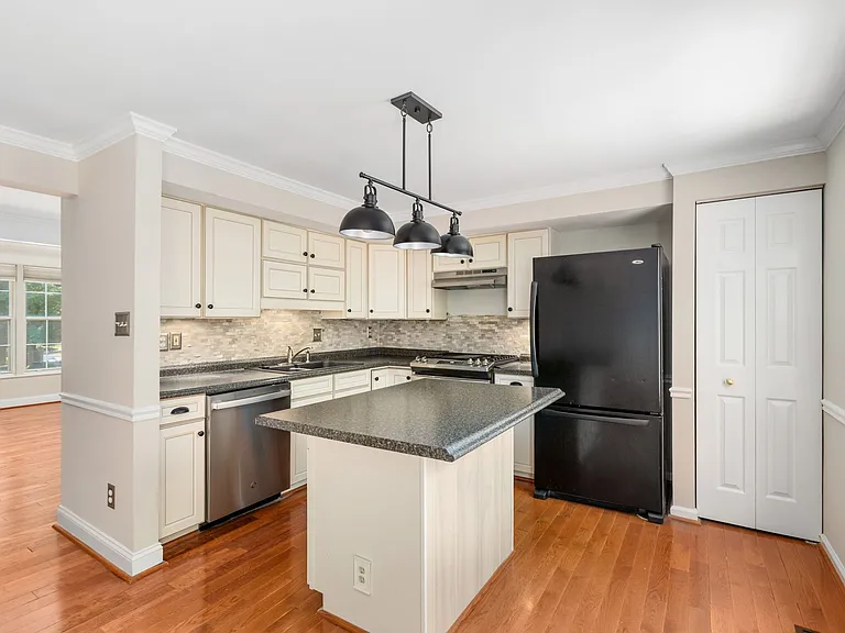 12894 Effingham Ct — Photo 10