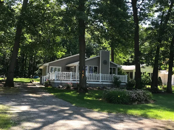 68887 S Shore Dr, Edwardsburg, MI 49112