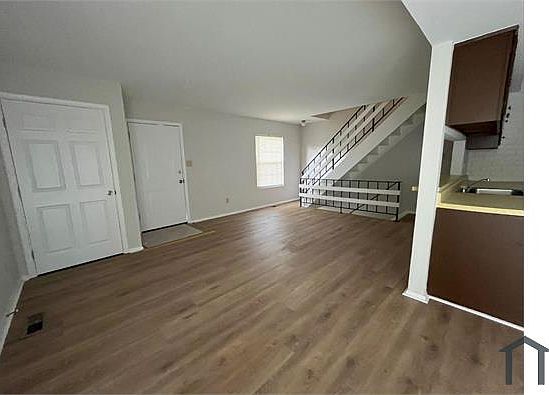 3rd image of 37 Woodenbridge Ct