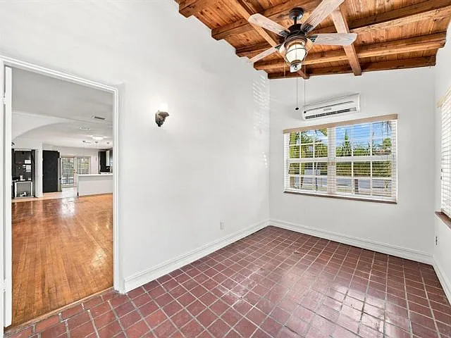 1658 Jackson St — Photo 3