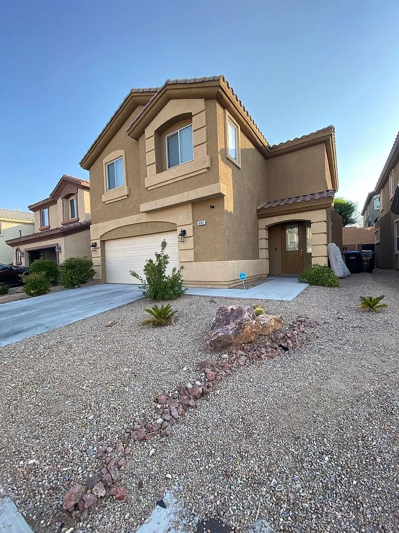 Beautiful Two Story House Located In Guard Gated Rhodes Ranch With 3 Bed 2.5 Bath Spacious Living... — Photo 2