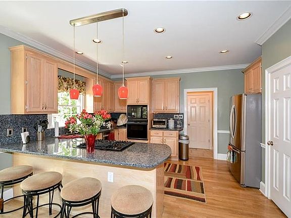 2nd image of 806 Oak Trail Dr