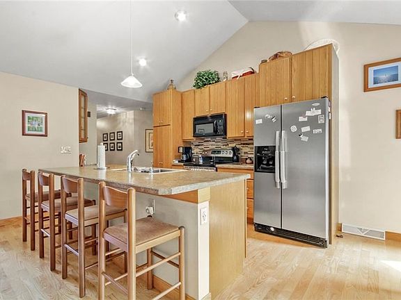 3rd image of 20 Laurel Hills Ln