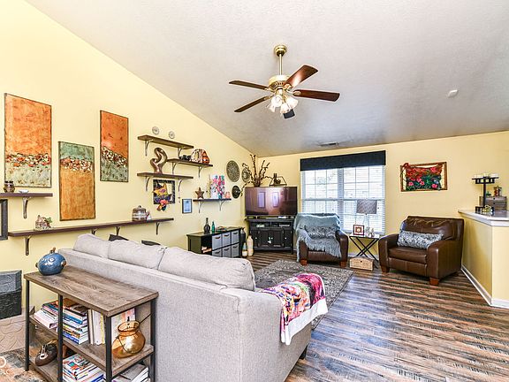 4th image of 1214 Stonebridge Dr
