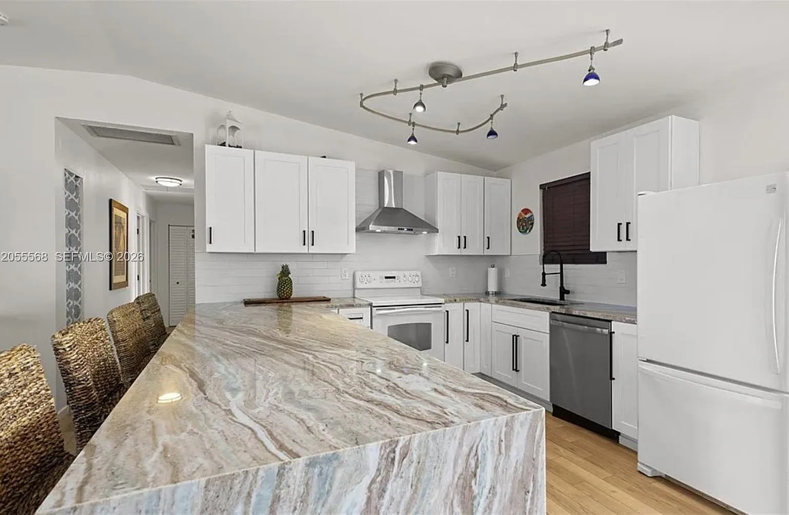 3 bed, 2.0 bath, 1200 sqft, $2,300 — Photo 3