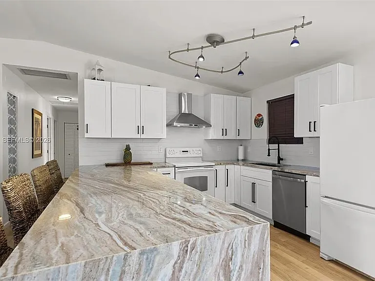 320 SE 26 Terrace Cpe — Photo 3